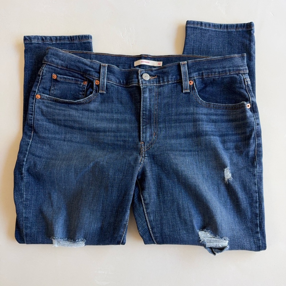Leviโs Distressed Boyfriend Jeans 32